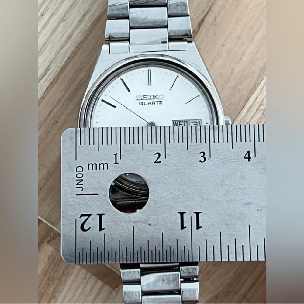 Seiko SQ Vintage Men's Watch Stainless Dial and Bracelet Day Date Windows